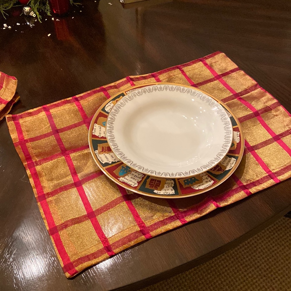 Beautiful Set/6 Placemats in Deep Red/Deep Gold. Vintage Brand New W/Tags Pier I